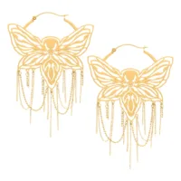 Orecchini a cerchio Moth Chain dorati in acciaio inox Due orecchini dorati a forma di falena con catene su sfondo bianco
