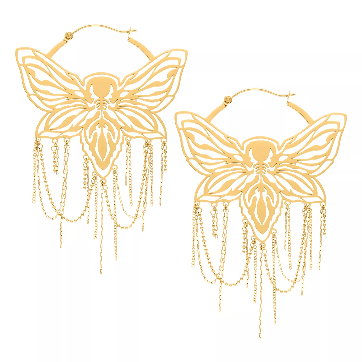 Orecchini a cerchio Moth Chain dorati in acciaio inox Due orecchini dorati a forma di falena con catene su sfondo bianco