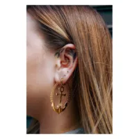 Orecchini a Cerchio Chain Anchor Dorati all'Orecchio Orecchini dorati a forma di ancora all'orecchio di una donna con capelli lunghi