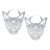 Due orecchini Sphynx Hoops in argento con motivo di gatto su sfondo bianco