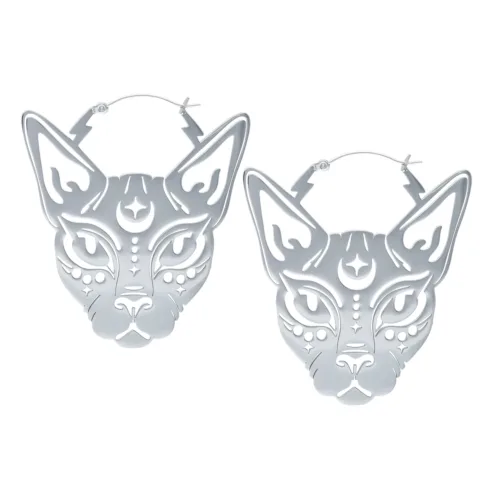 Due orecchini Sphynx Hoops in argento con motivo di gatto su sfondo bianco