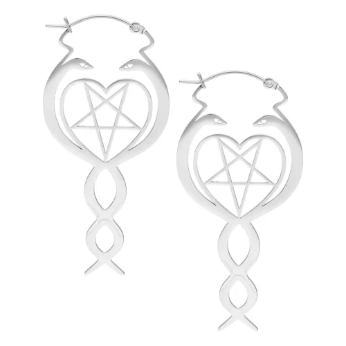 Due orecchini Nagini Hoops in argento con motivo a serpente e pentagramma su sfondo bianco