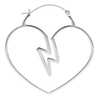 Orecchini a forma di cuore in acciaio chirurgico su sfondo bianco