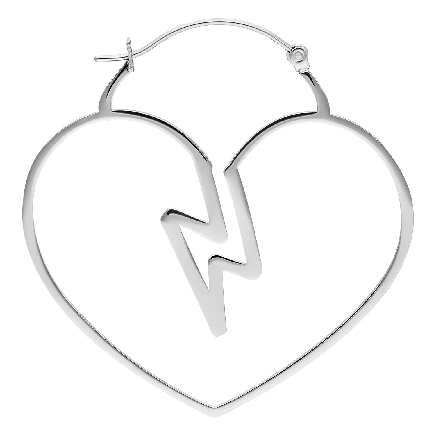 Orecchini a forma di cuore in acciaio chirurgico su sfondo bianco