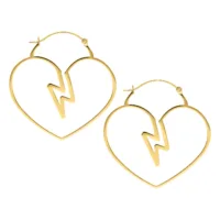 Orecchini Heartbreaker Hoops dorati Orecchini a cuore dorati in acciaio chirurgico 316L su sfondo studio