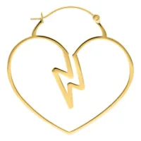 Orecchini Heartbreaker Hoops dorati Orecchini a forma di cuore dorati con chiusura a scatto su sfondo bianco