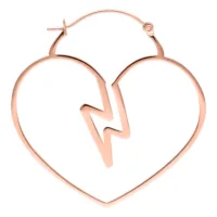 Orecchini a forma di cuore in oro rosa con chiusura a scatto su sfondo bianco