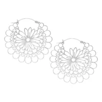 Orecchini Daisy Hoops in argento su sfondo bianco