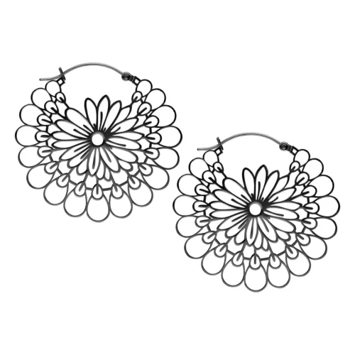 Orecchini Daisy Hoops neri in acciaio chirurgico su sfondo bianco