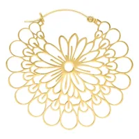 Orecchini Daisy Hoops dorati Grande orecchino dorato a forma di margherita con chiusura a scatto su sfondo bianco