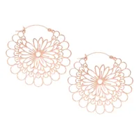 Orecchini Daisy Hoops in oro rosa in acciaio chirurgico su sfondo bianco