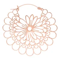 Orecchini Daisy Hoops in oro rosa su sfondo bianco, lucidati a specchio