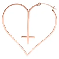 Orecchini in oro rosa a forma di cuore con motivo a croce su sfondo bianco