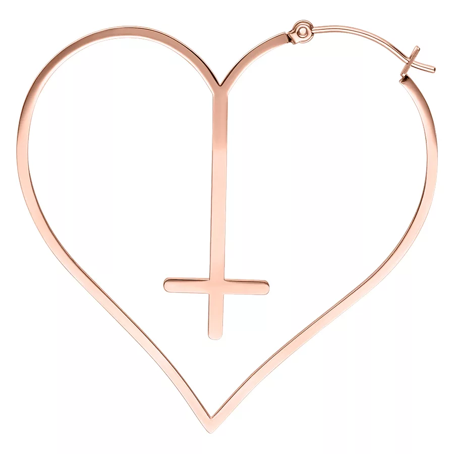 Orecchini in oro rosa a forma di cuore con motivo a croce su sfondo bianco