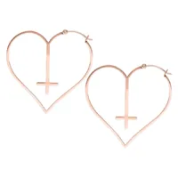 Due orecchini in oro rosa a forma di cuore con design a croce su sfondo bianco