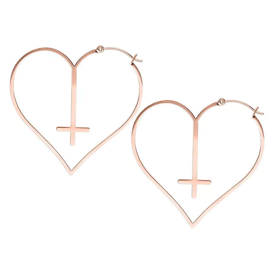 Due orecchini in oro rosa a forma di cuore con design a croce su sfondo bianco