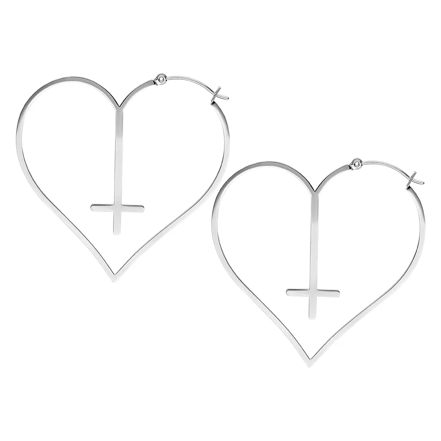 Orecchini a forma di cuore con croce in argento, su sfondo bianco