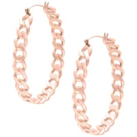 Due lucenti Curbchain Hoops in oro rosa su sfondo bianco