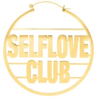 Orecchini Selflove Club Hoops dorati in acciaio chirurgico su sfondo bianco
