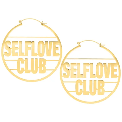 Orecchini dorati Selflove Club Hoops su sfondo bianco