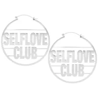 Orecchini argentati con scritta 'Selflove Club' su sfondo bianco