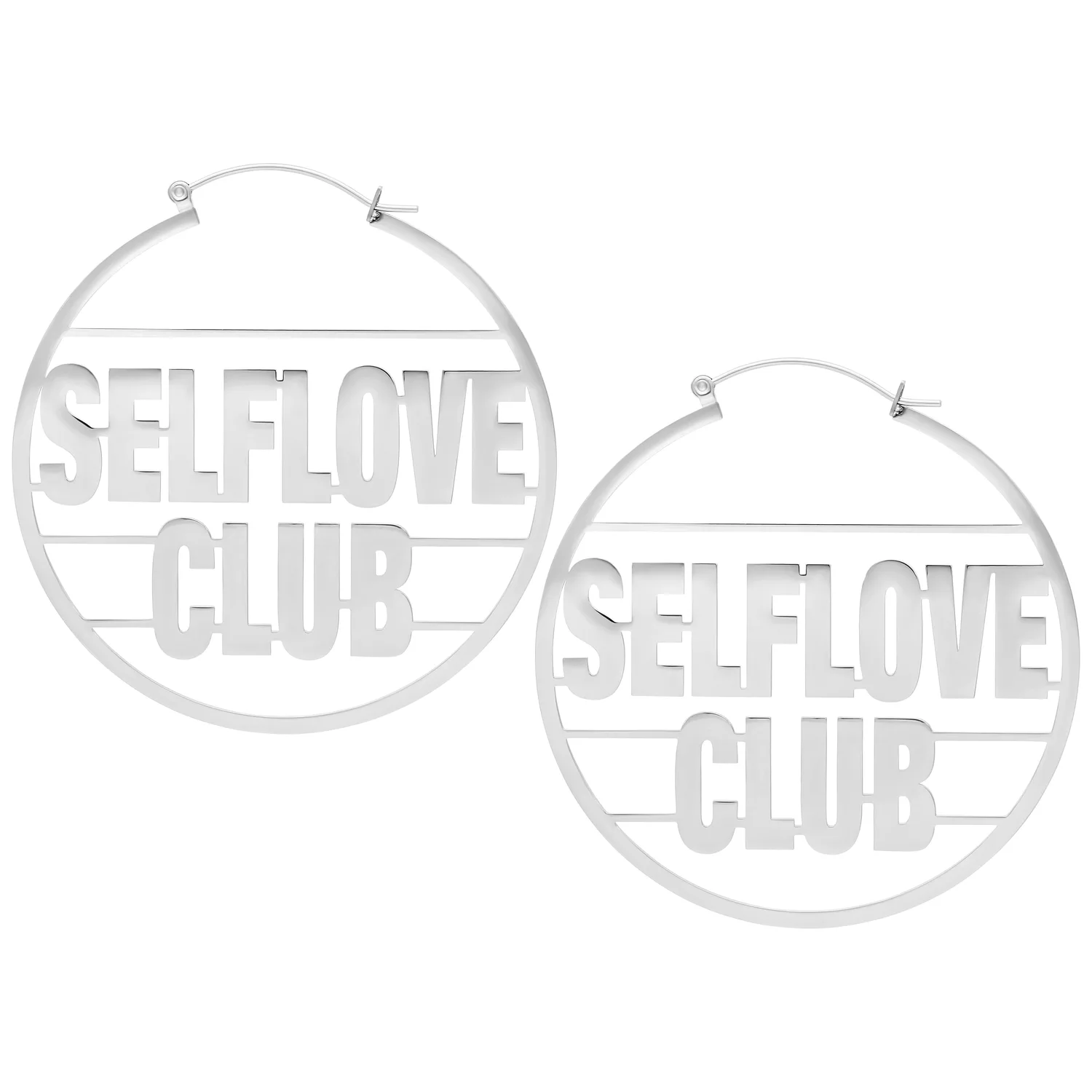 Orecchini argentati con scritta 'Selflove Club' su sfondo bianco