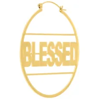 Orecchini dorati con scritta 'Blessed' su sfondo bianco
