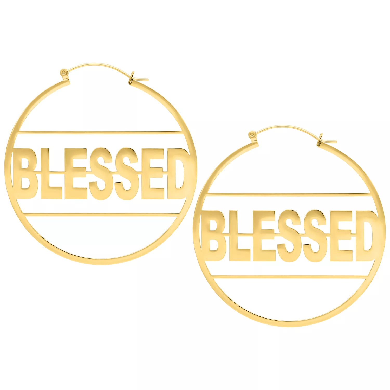 Due orecchini dorati lucenti con la scritta 'Blessed' su sfondo bianco