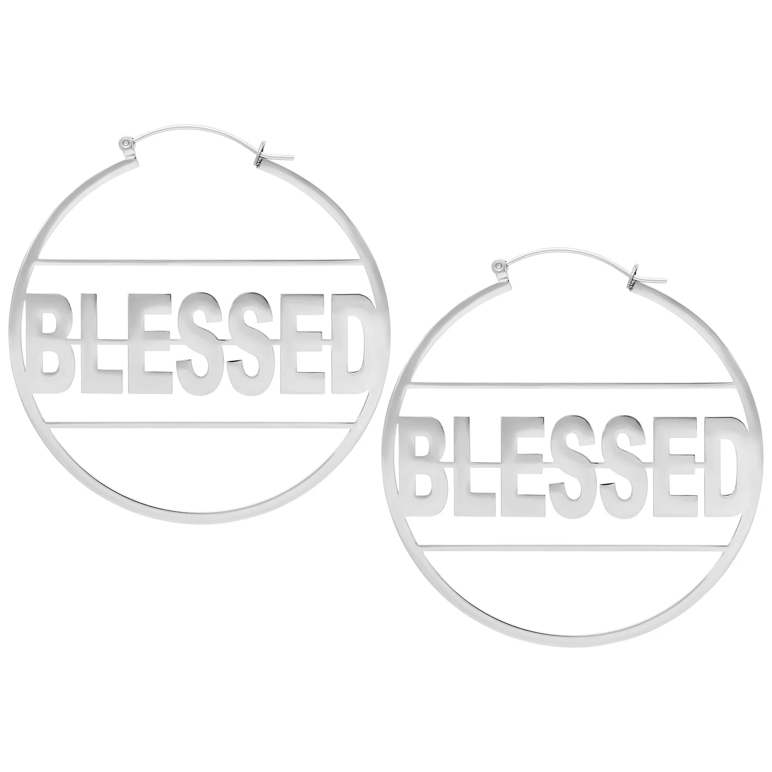 Orecchini argentati con scritta 'Blessed' su sfondo bianco