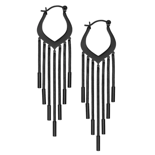 Due orecchini neri con catene pendenti su sfondo bianco