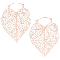 Due orecchini in oro rosa a forma di foglia su sfondo bianco