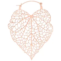 Orecchini in oro rosa a forma di foglia con design filigranato su sfondo bianco