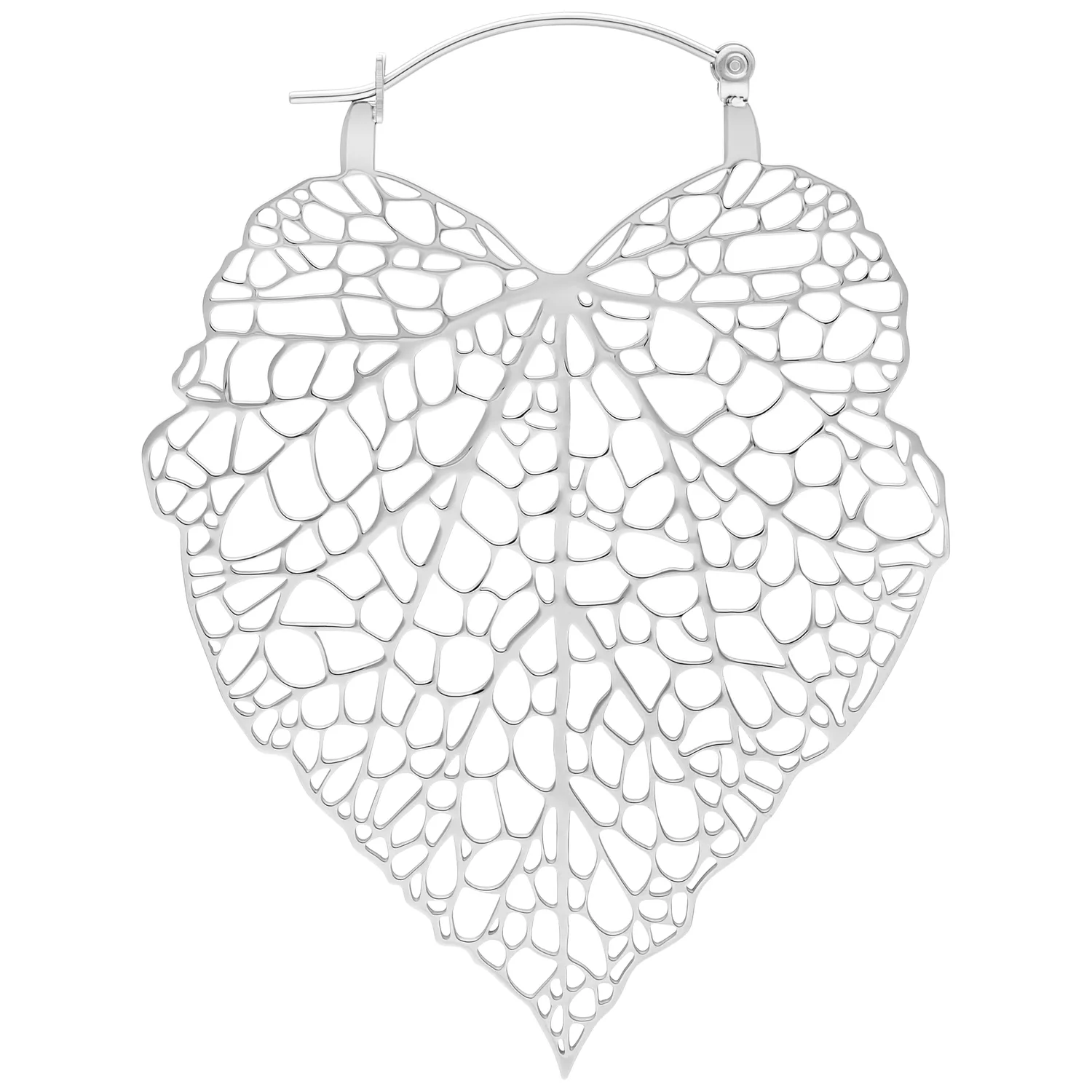 Orecchini d'argento a forma di foglia su sfondo bianco