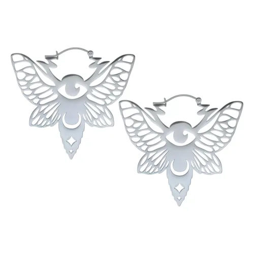 Coppia di orecchini a cerchio Moth in acciaio inox argentati su sfondo bianco