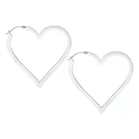 Orecchini a cuore in acciaio inossidabile argento su sfondo bianco, lucidati a specchio