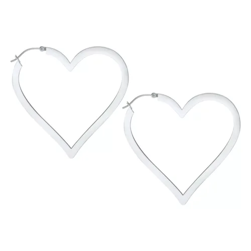 Orecchini a cuore in acciaio inossidabile argento su sfondo bianco, lucidati a specchio