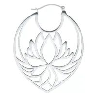 Orecchini Lotus Hoops in acciaio inossidabile argentato su sfondo bianco