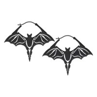 Due orecchini a pipistrello neri in acciaio chirurgico su sfondo bianco