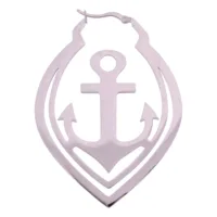 Orecchino a forma di ancora in acciaio chirurgico argento su sfondo bianco