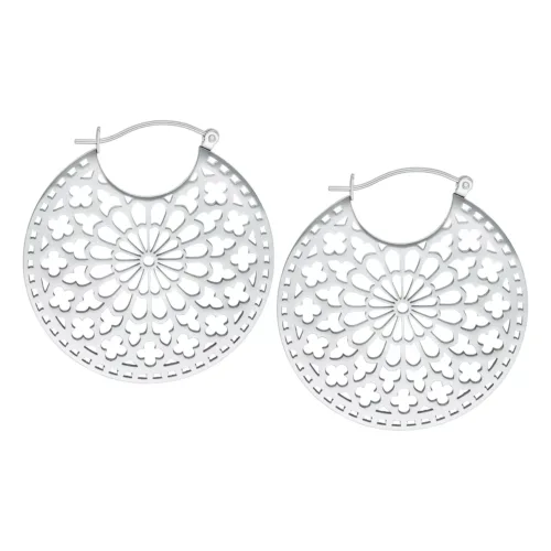 Orecchini a cerchio Cathedral argentati con design filigranato su sfondo bianco