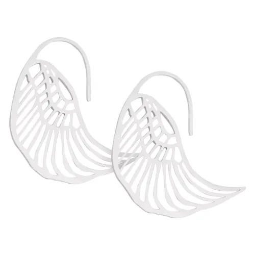 Due orecchini in argento a forma di ala in acciaio chirurgico su sfondo bianco