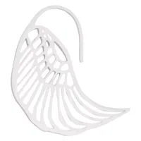 Orecchino in argento a forma di ala in acciaio chirurgico su sfondo bianco