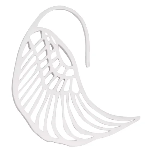 Orecchino in argento a forma di ala in acciaio chirurgico su sfondo bianco