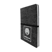 Taccuino Wildcat con copertina in feltro Taccuino Wildcat grigio con copertina in feltro e fascia elastica su sfondo bianco