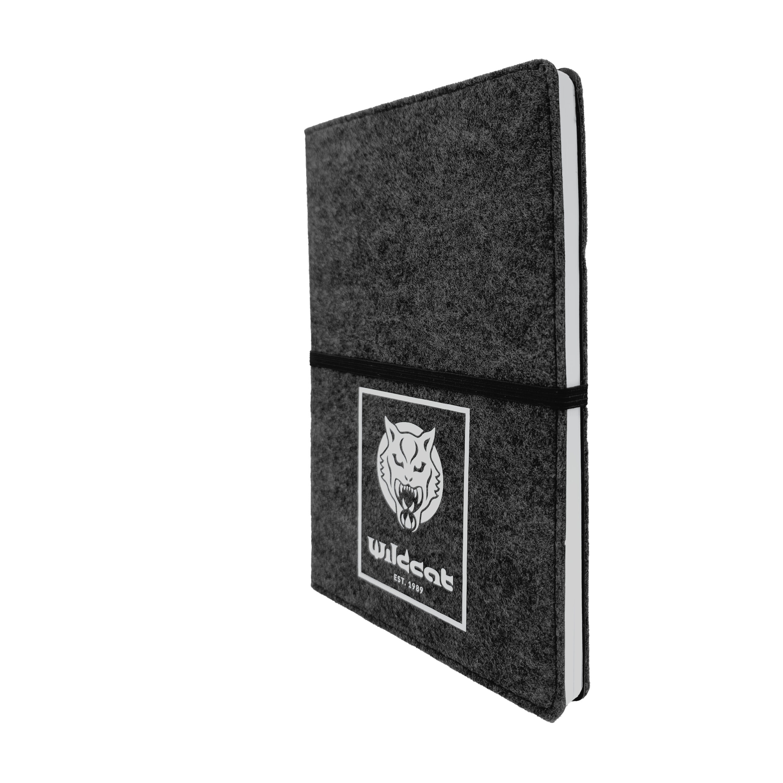 Taccuino Wildcat con copertina in feltro Taccuino Wildcat grigio con copertina in feltro e fascia elastica su sfondo bianco