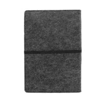 Taccuino Wildcat con copertina in feltro grigio Taccuino con copertina in feltro grigio e fascia elastica nera, su sfondo bianco