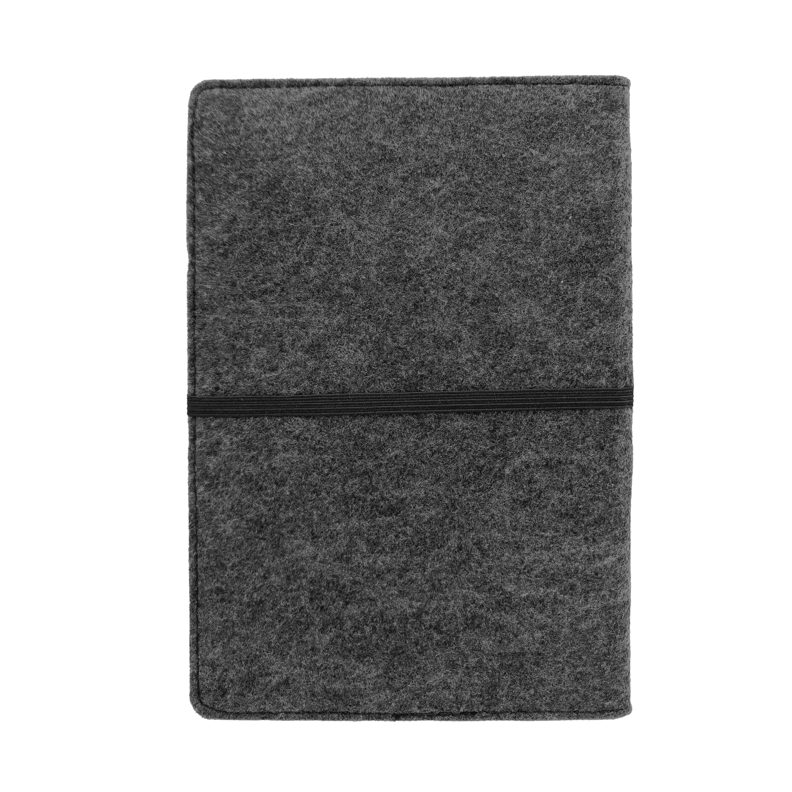Taccuino Wildcat con copertina in feltro grigio Taccuino con copertina in feltro grigio e fascia elastica nera, su sfondo bianco
