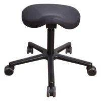 Sedia da lavoro T4 Gentleman nera in pelle sintetica su sfondo bianco