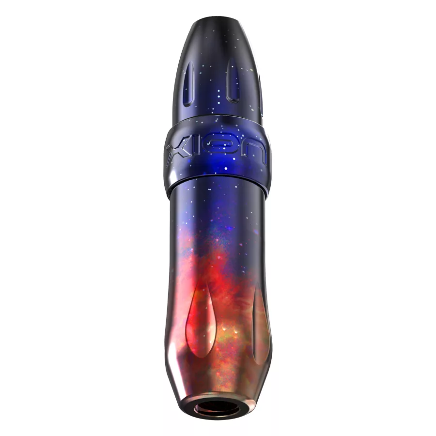 Penna per tatuaggi in rosso, arancione e blu scuro con finitura in alluminio su sfondo bianco