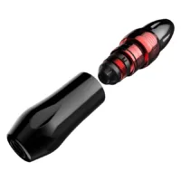Macchina per tatuaggi Xion Pen nera e rossa in alluminio su sfondo bianco